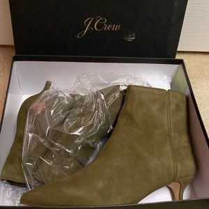 Low-heel suede ankle boots